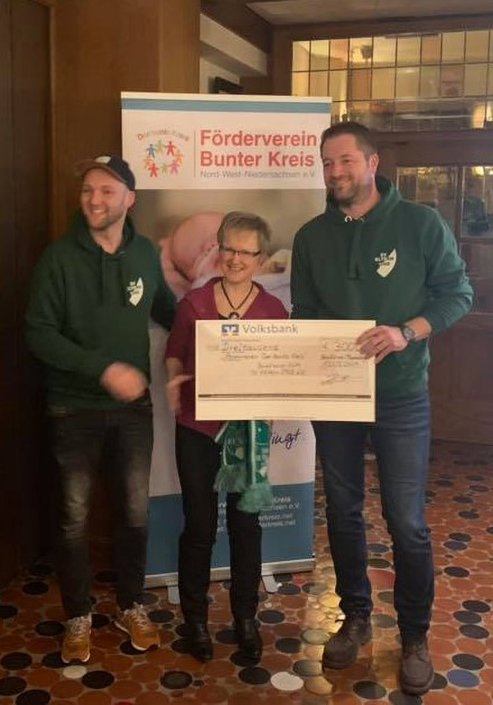 Von links: Benjamin Ebbers (SV Eltern 1968), Heide Heyen Strehlau (Vorsitzende des Fördervereis), Dennis Knese (SV Eltern 1968)